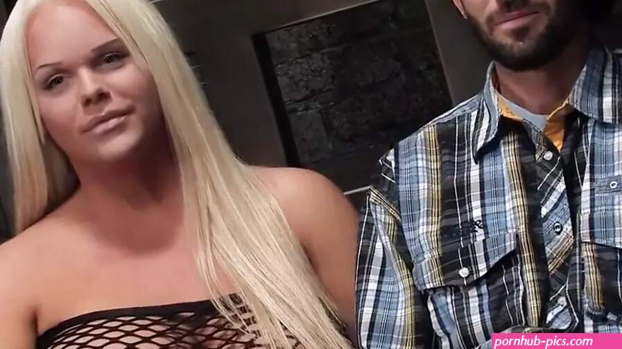 Holly Sweet en Omar door TS Seduction by Kink Sperma in mond Bondage Blondine BDSM Vrouw met lul neukt man Transgender HD Porno