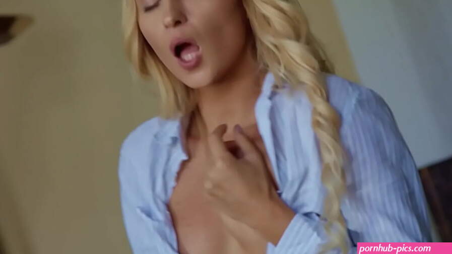 Stunning blue-eyed blonde with sexy body fingerbangs her pussy