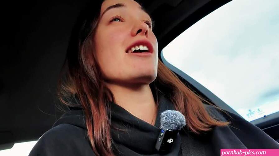CheekyMZ Makes Her Pussy Cum In The Car