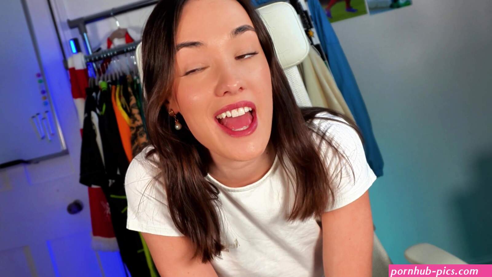 CheekyMZ Fingers Her Pussy While He Jerks Off