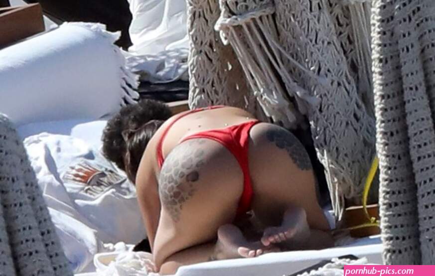 Elettra Lamborghini sexy en vacances à Mykonos