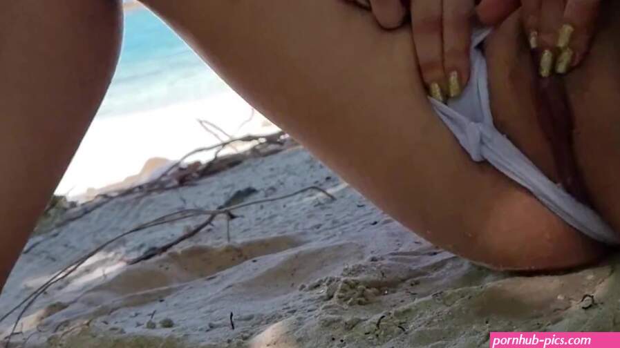 Public masturbation in the beach Exposed Pussy big squirt