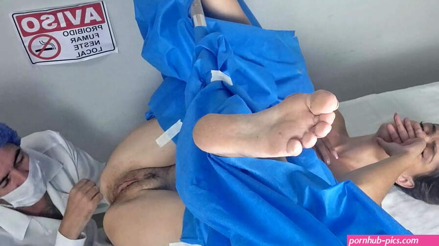 fake doctor puts it in the patients pussy