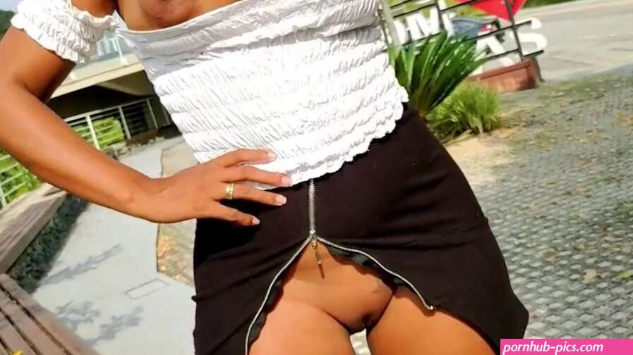 SHOWING MY PUSSY AND MY BOOBS AROUND