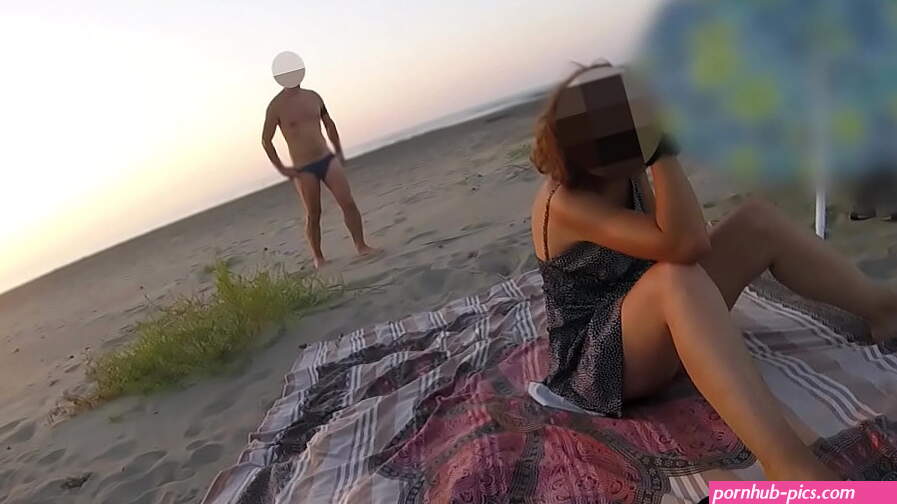 On the public beach I show my pussy to a man and he fingers me until I squirt