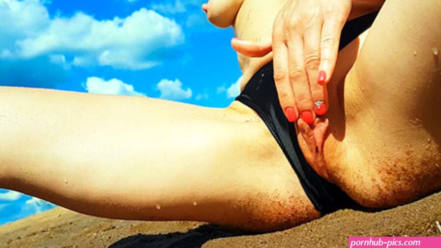 FINGERING ON A PUBLIC BEACH AND GETS A REAL COOL ORGASM