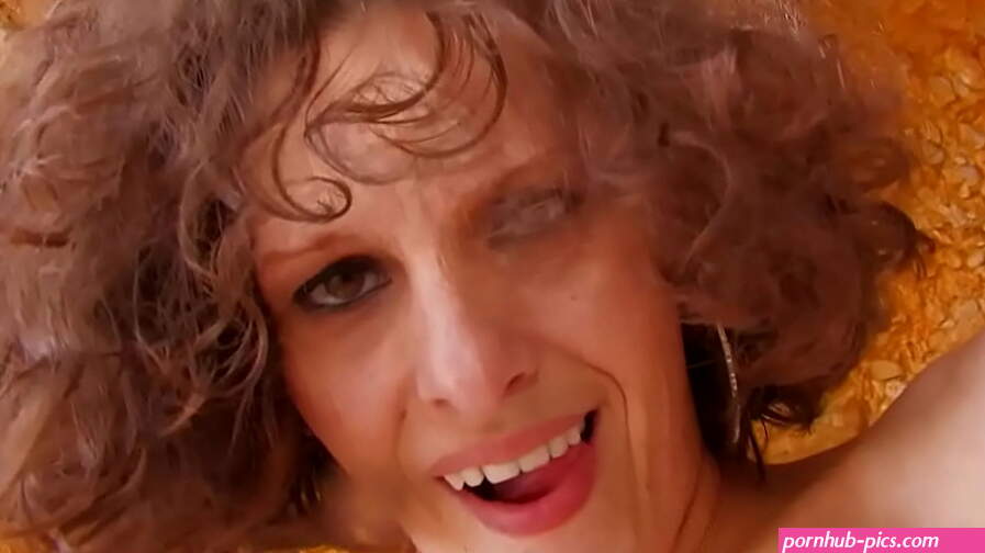 Skinny french milf get anal outdoor at the beach