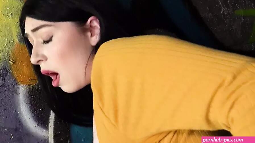 Public Agent Cash tempts busty American Amilia Onyx to fuck by Fake Hub