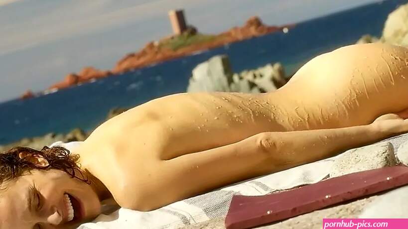Girls of Summer: Best Beach Bikini Sunbathing Celeb Nudes