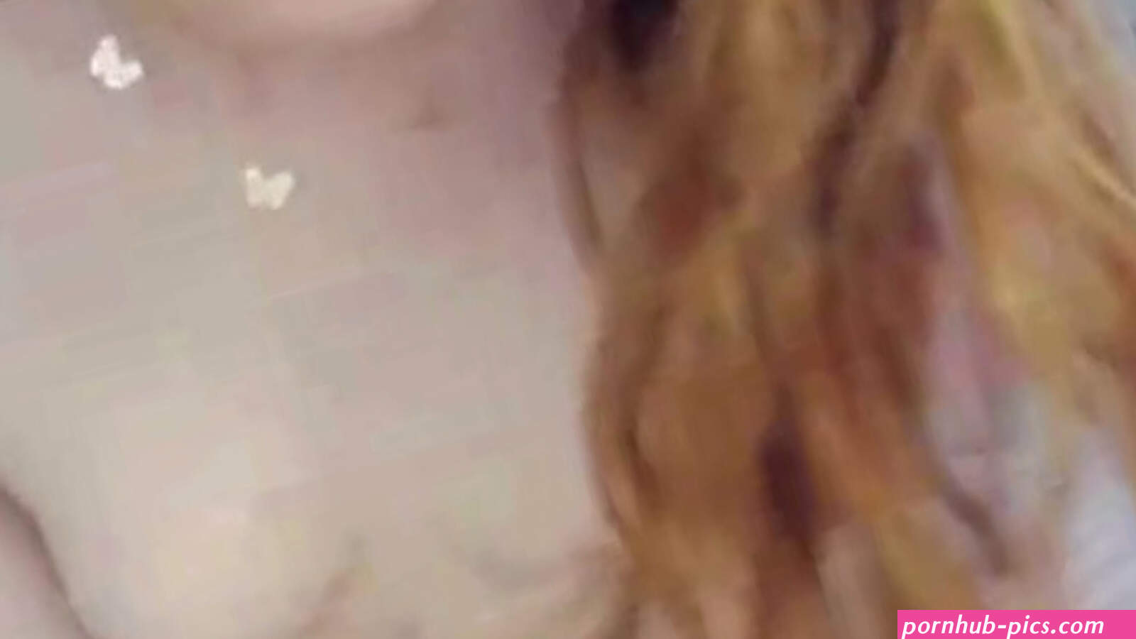 Hot Chick loves masturbating with her toy