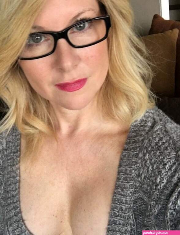 Love portal on X: Old mature and with natural breasts on display. I dont have Facebook only twitter!! Hot enough for a date? X