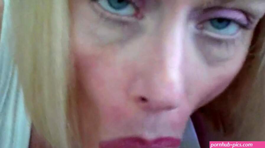 Son Convinces Mom To Creampie