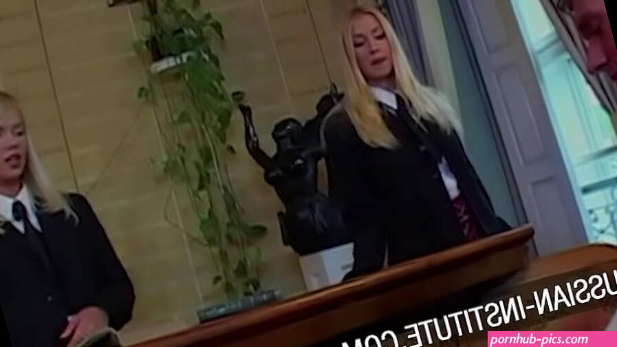 Music lesson ends up in a threesome with two hot blondies