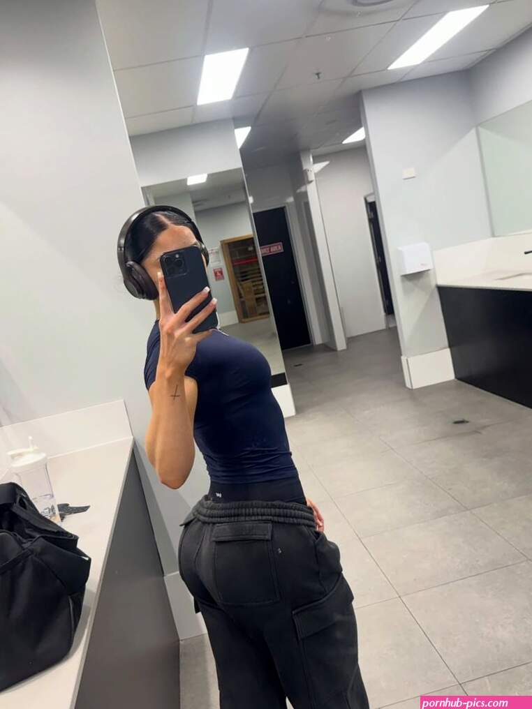 Poppi Louiz Fit Booty Nudes!