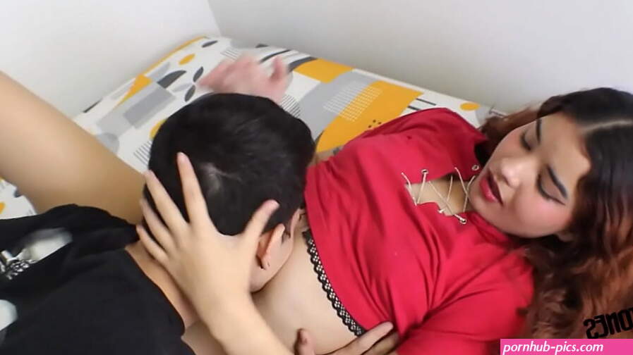 A la puta de mi hermanastra le gusta ver peliculas porno