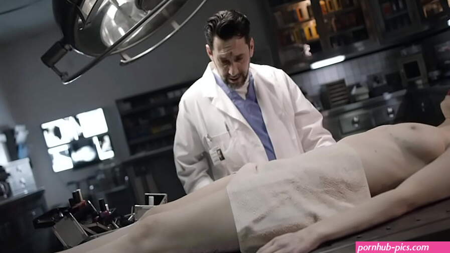 Un employé de la morgue fantasme sur un corps sur lequel il a travaillé