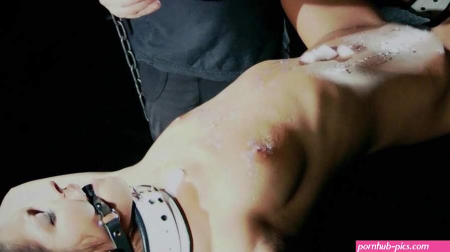 Esclave esclave dans une scène de sexe fétiche dhorreur