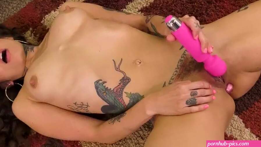 Tattooed Latina Squirting During Solo Masturbation With Toys in a Live Show