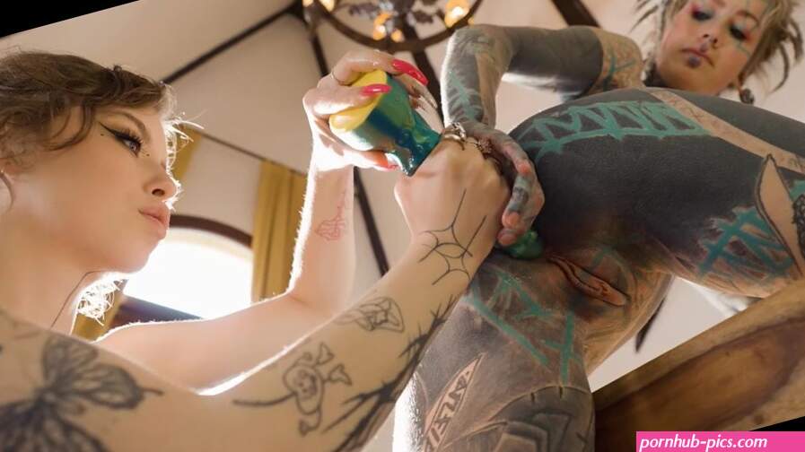 hot Tattoo Lesbian Anal Fuck i SQUIRT on a Pornstar
