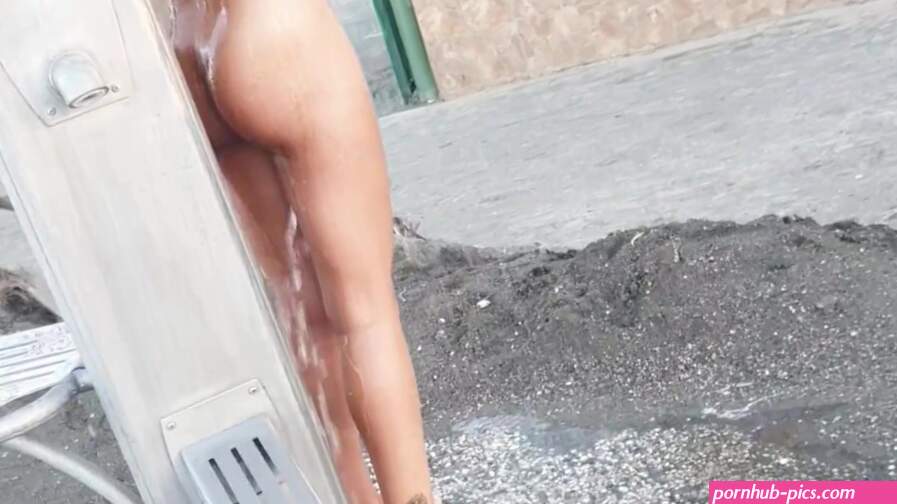 I love walking around showing my beautiful pussy on public beaches