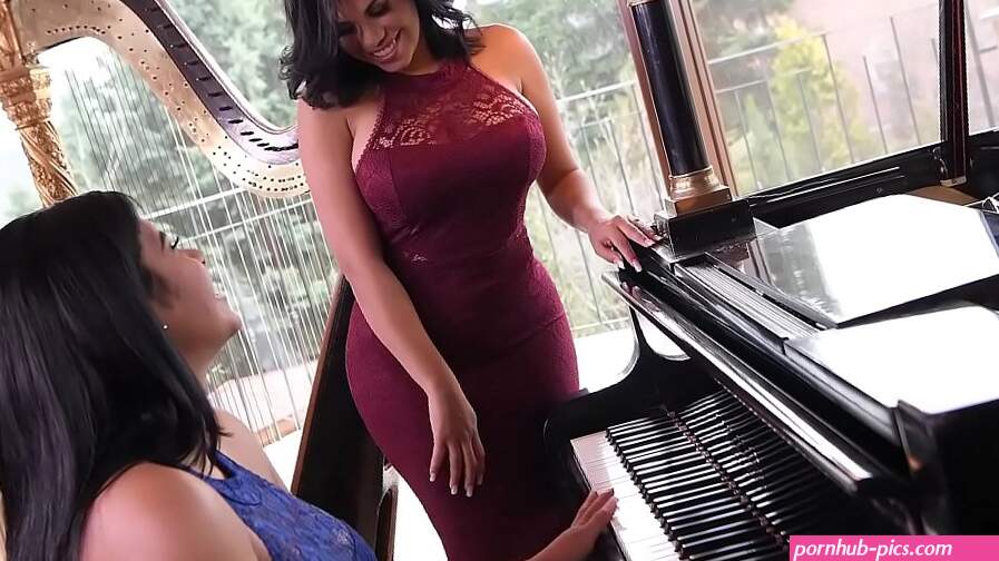 Busty Latina lesbians Kesha and Sheila Ortega fuck each other with a vibe
