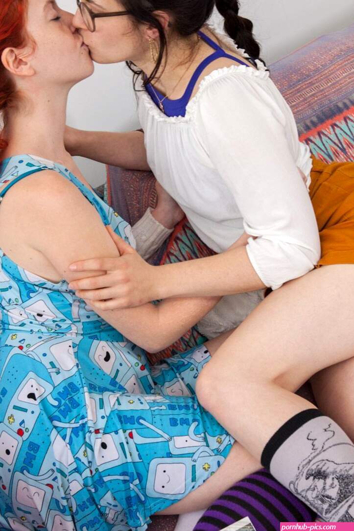 Nerdy brunette lesbian eating out her redhead friend at Brdteengal