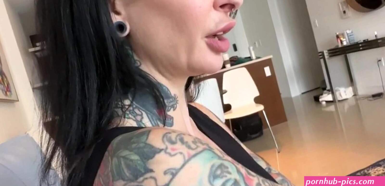 Accidentally Creampie My Moms Girlfriend
