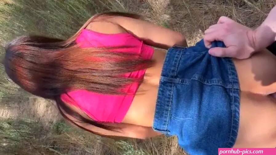 Hot young amateur lets herself be groped and fucked in pu...