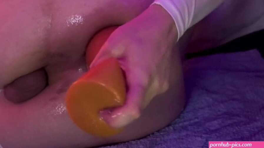 Twink destroys his hole with dildos and fist and shows huge anal gape