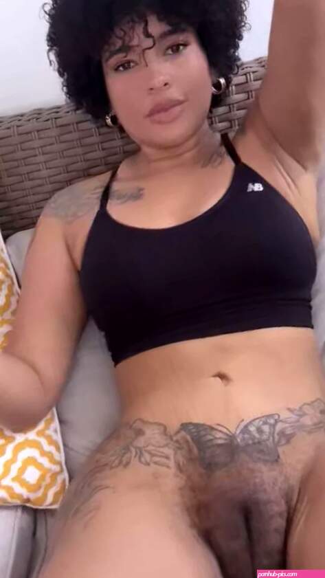 Woman shows off her fat pussy
