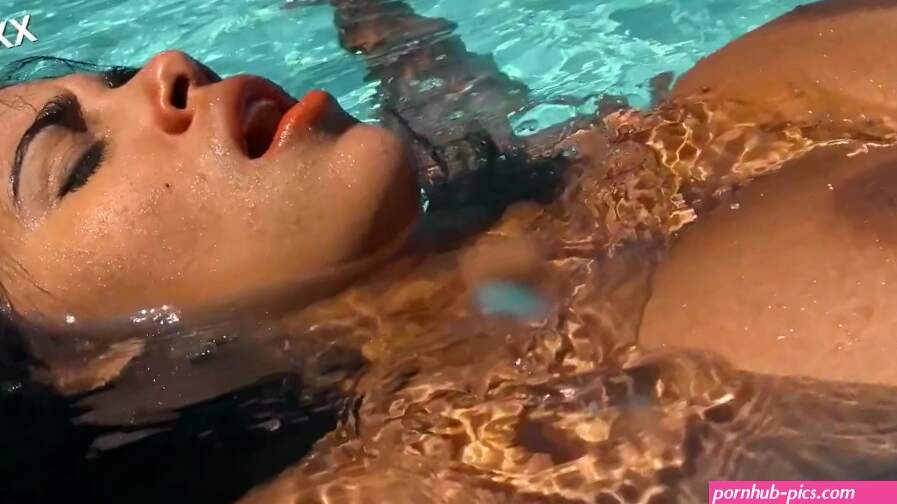 Big tits Latina babe Yorgelis pleasure swimming