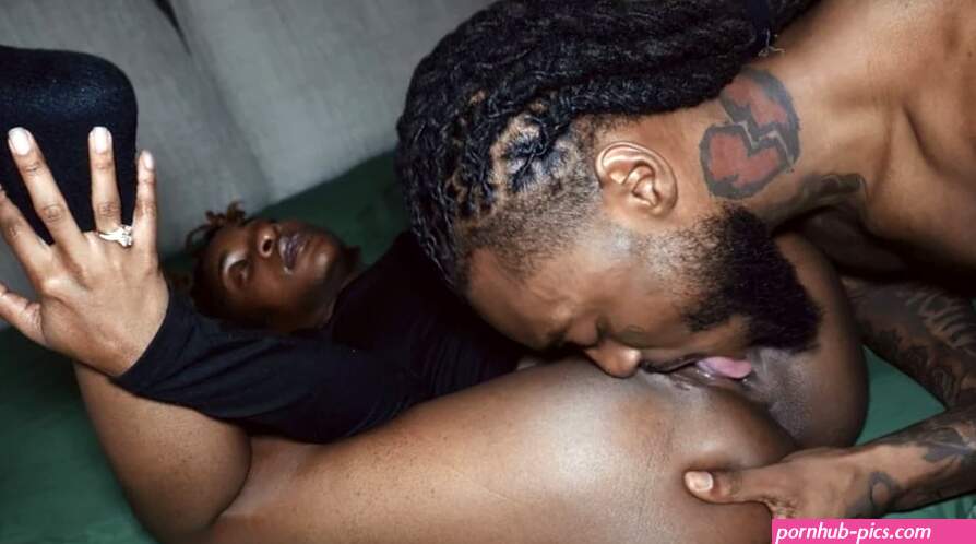 : black guy eats pussy