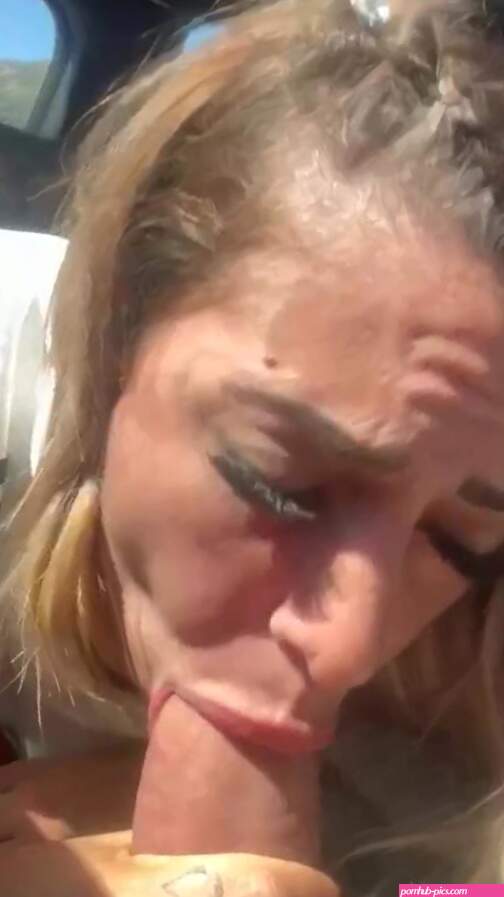Risky car blowjob
