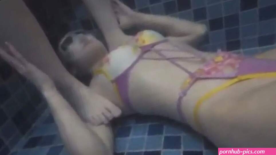 Asian 2:32 underwater breath hold with contractions