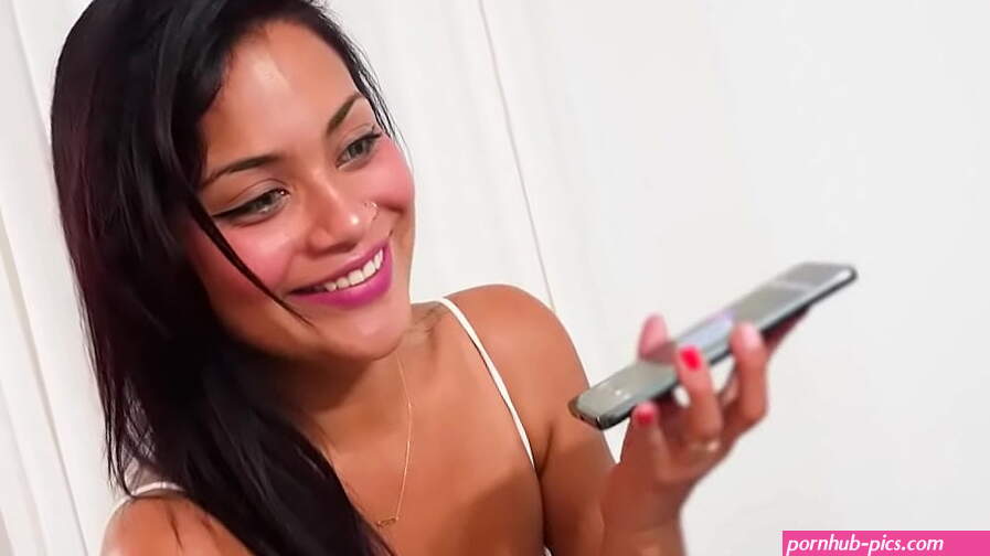 Once again Carol Linda on the phone: Who wants to bang this amazing latina??