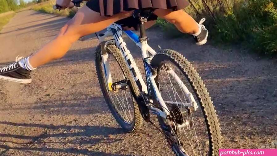SQUIRTING TEEN ALMOST CAUGHT IN PUBLIC ROAD! INTENSE POWERFUL SQUIRT CLOSE UP!