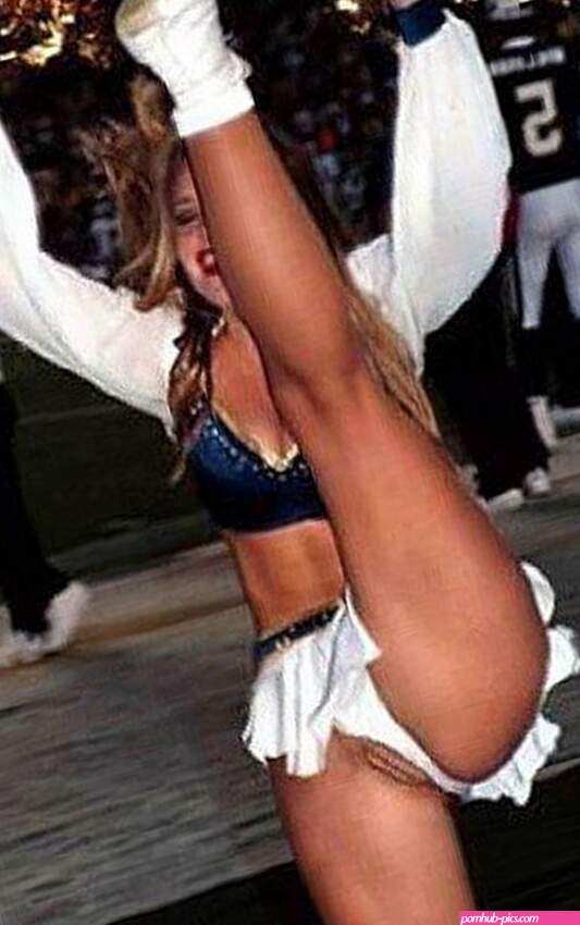 Cheerleader has a pussy slip during a college football game