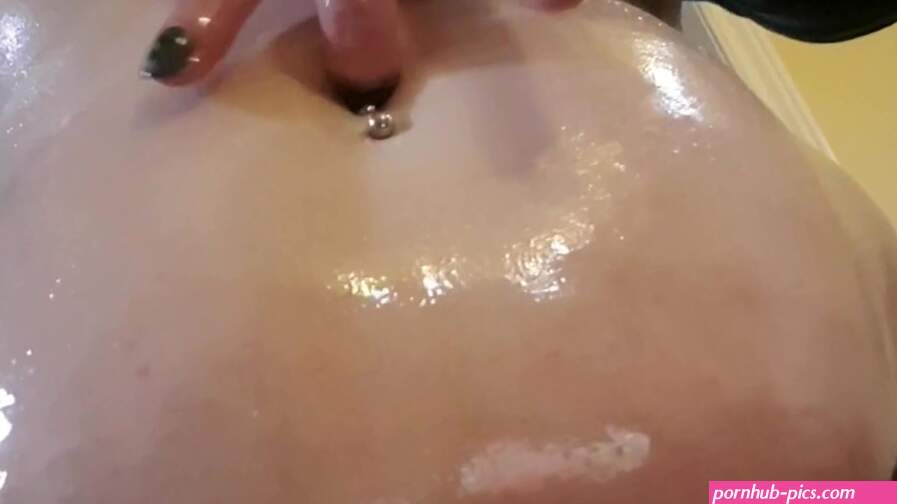 BBW OILED PIERCED BELLY BUTTON FINGERING FETISH
