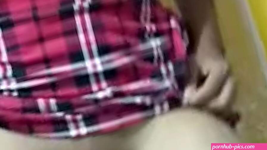 Chiquita rica colegiala enseña su sexy cuerpo