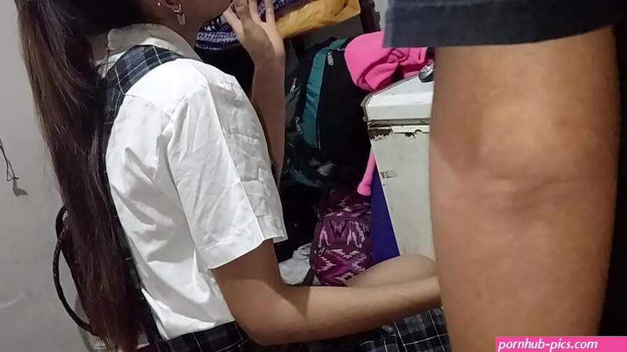Mi colegiala se mete en cuarto ajeno y acaba muy bien la sesion de aprendizaje sexual con una mamada