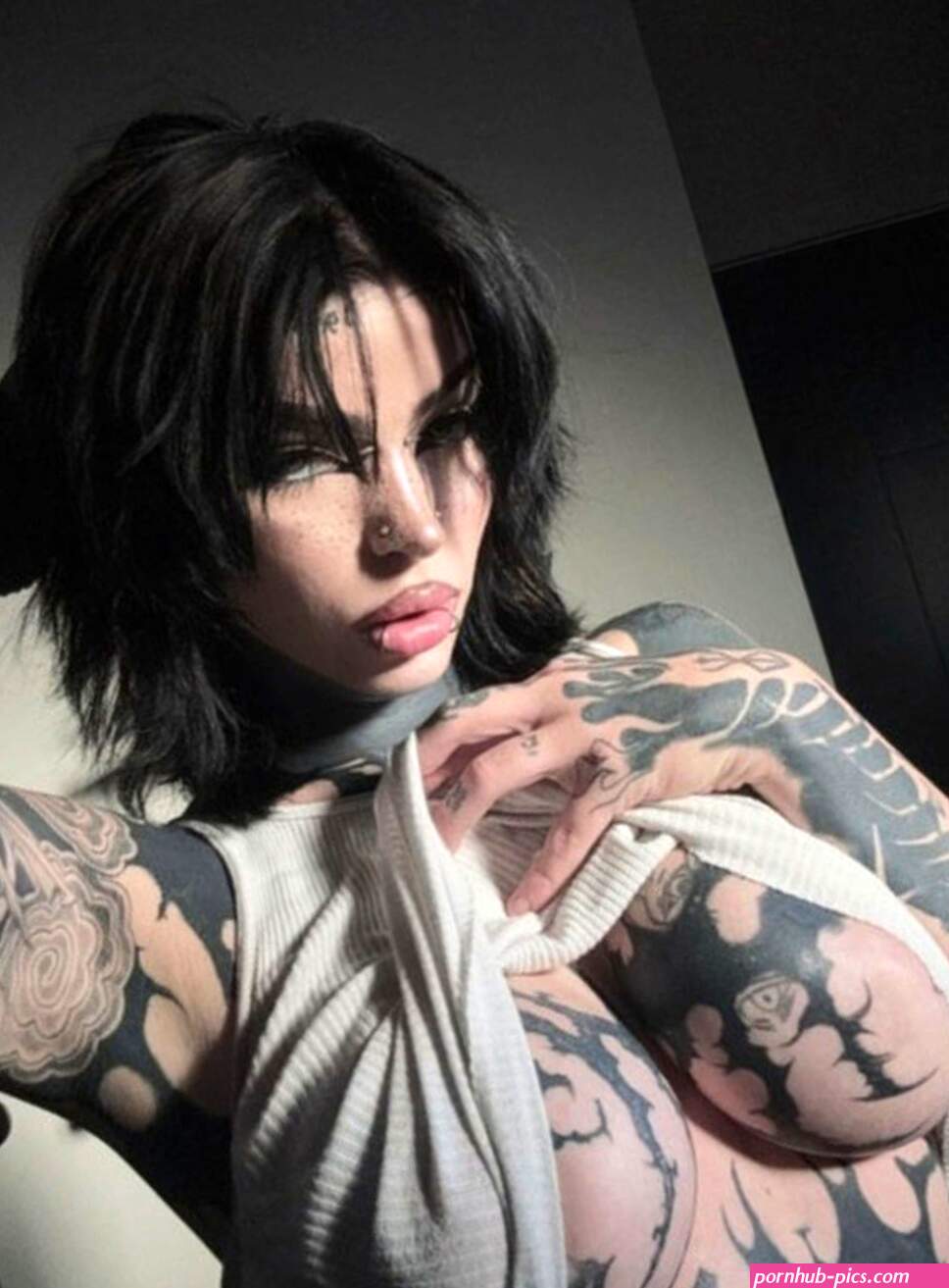 Who is this tattooed beauty? 1 reply 1801192