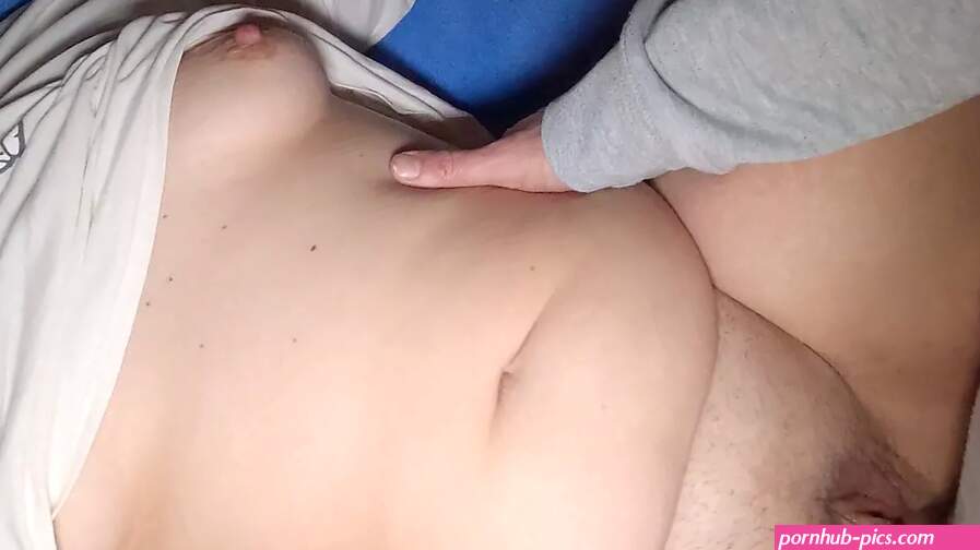 Mi hermanastra gordita y cachonda quiere que le llene el coño de leche. Chica gordita Creampie