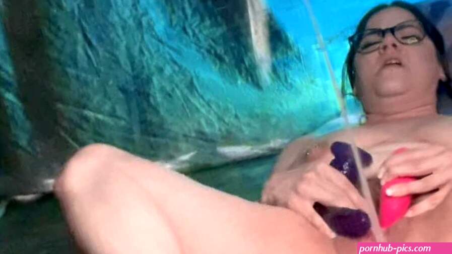 Making a huge messy puddle to play and keep squirting in! Explosive fart squirts!