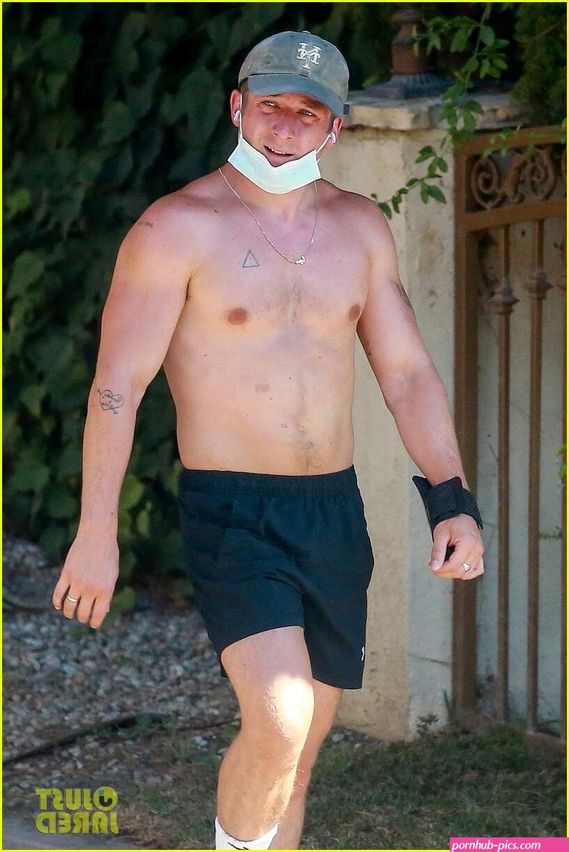 jeremy allen white shirtless