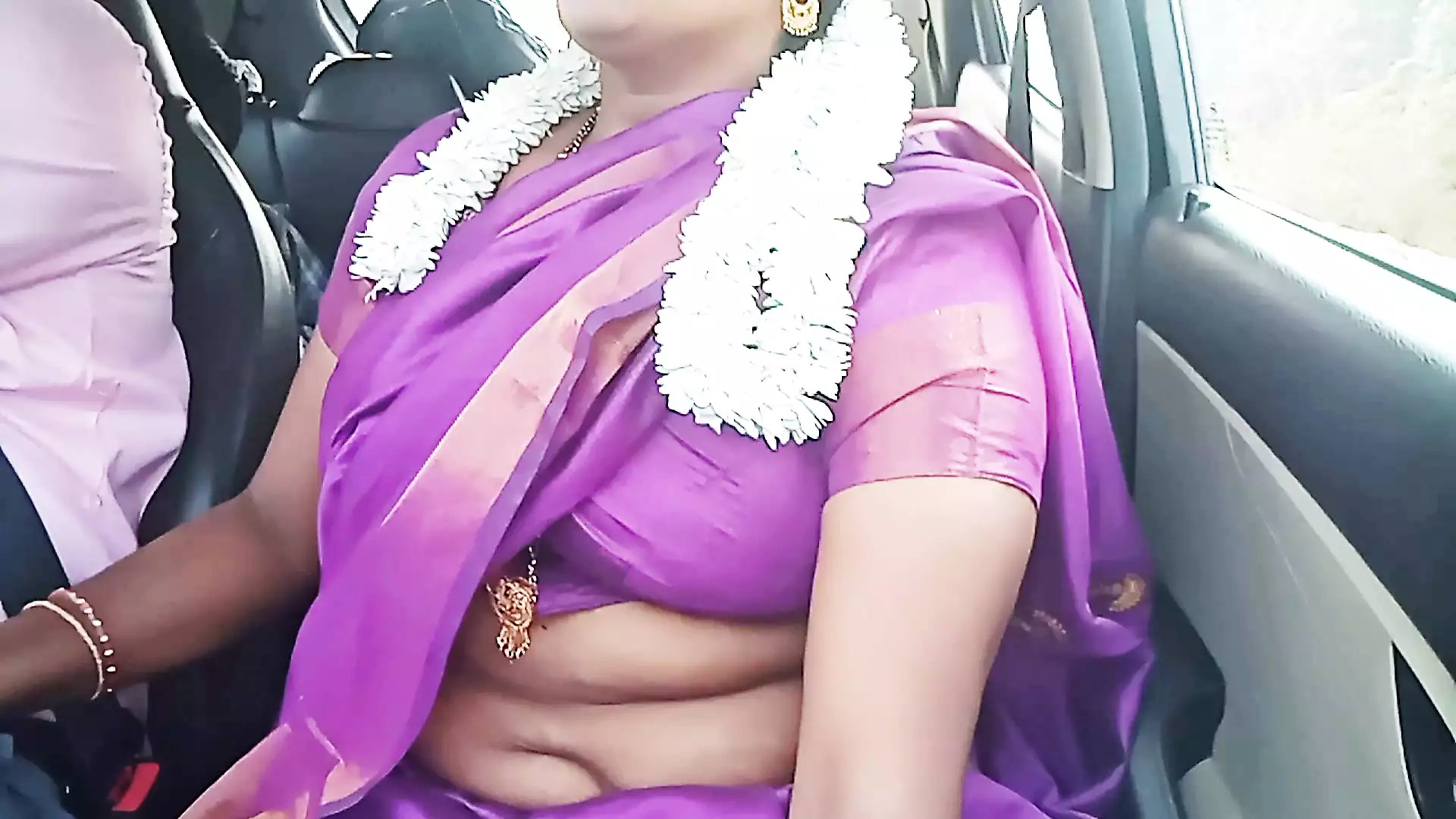Telugu dirty talks sexy saree aunty with car driver full video