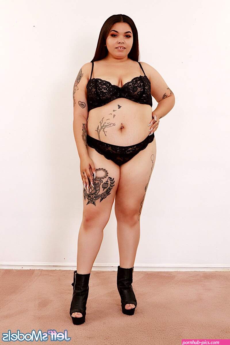 Brunette BBW Delilah VonKnight gets naked and show it all