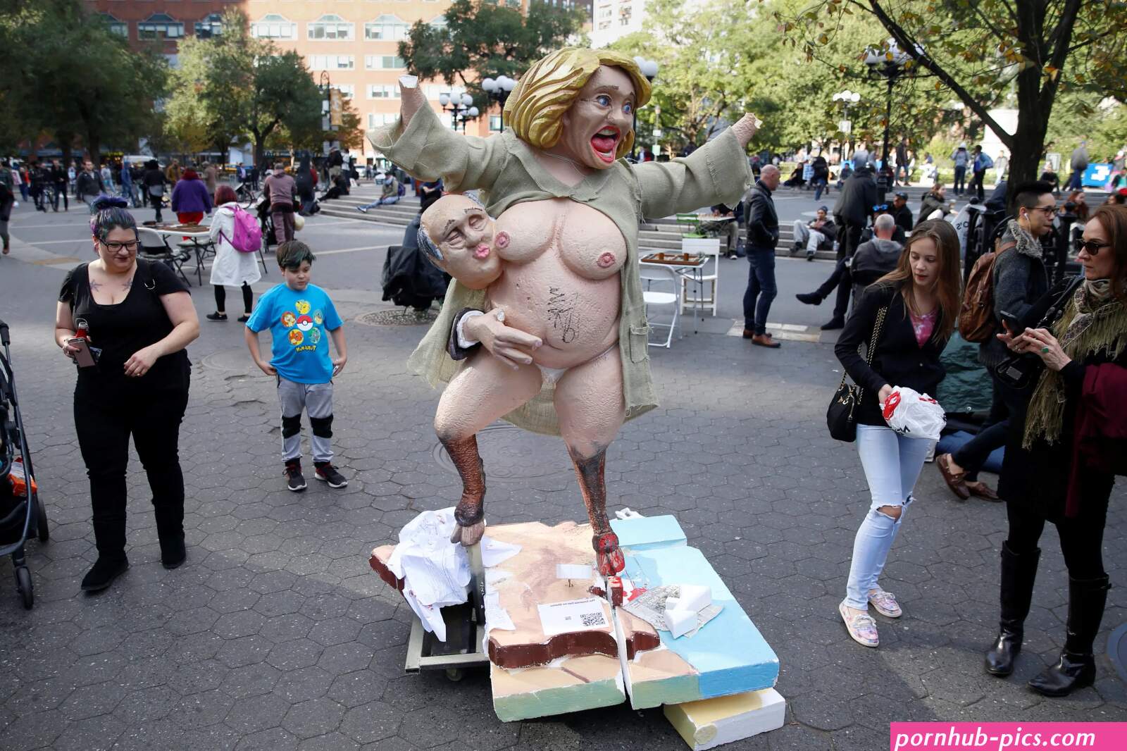 Clown behind naked Hillary statue is a disingenuous Trump fan