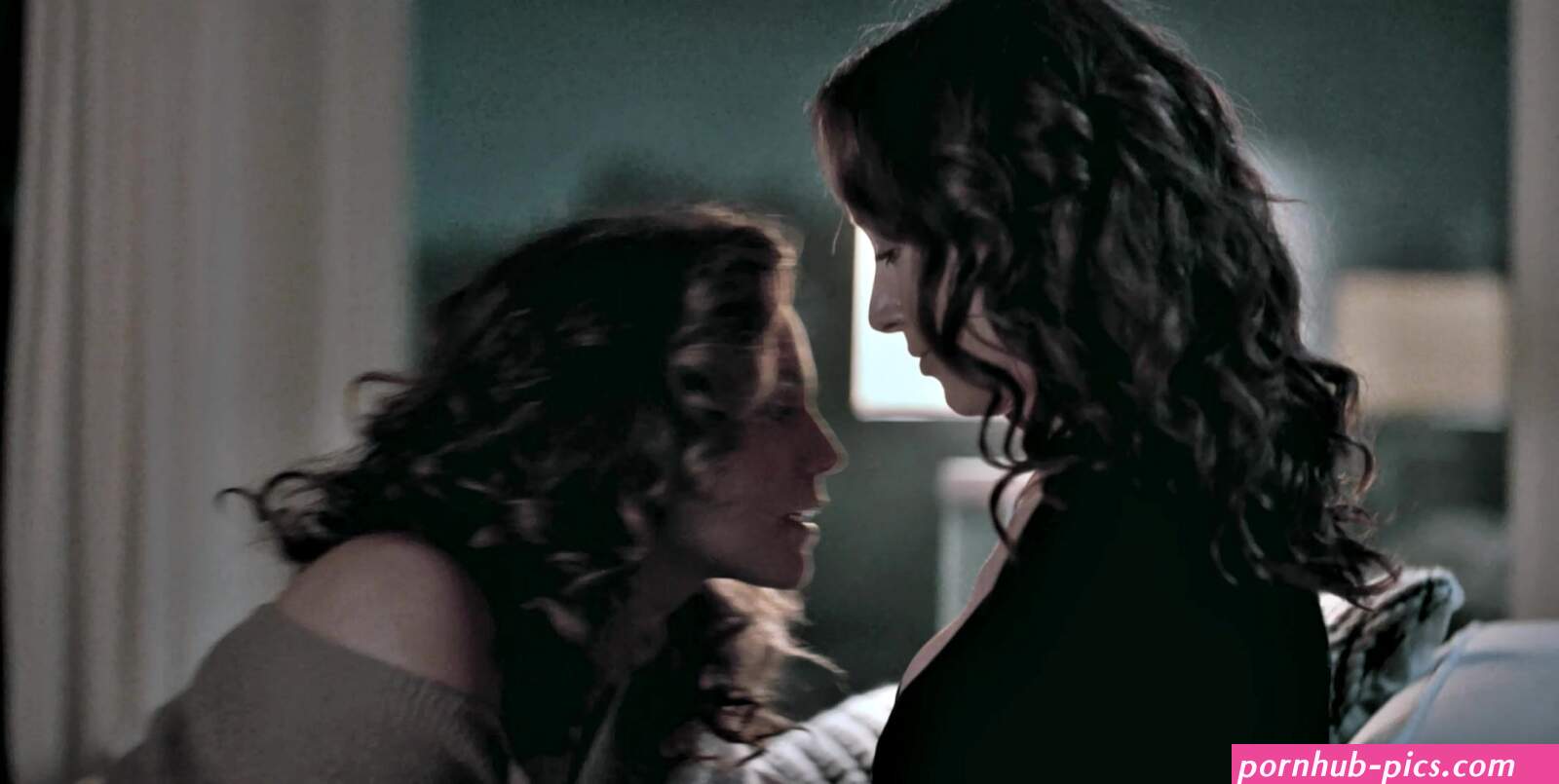 Lesbian: Jennifer Beals Sepideh Moafi in The L Word: Generation Q S2E2-2021