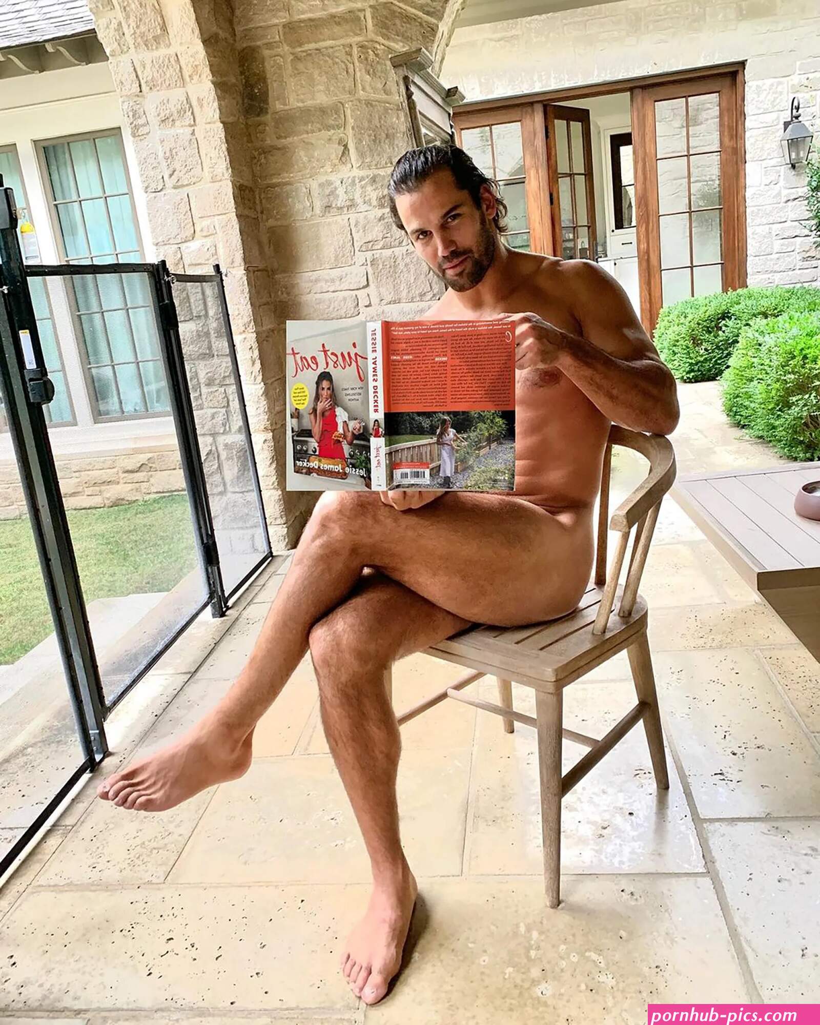 Jessie James Deckers husband Eric poses nude with her cookbook