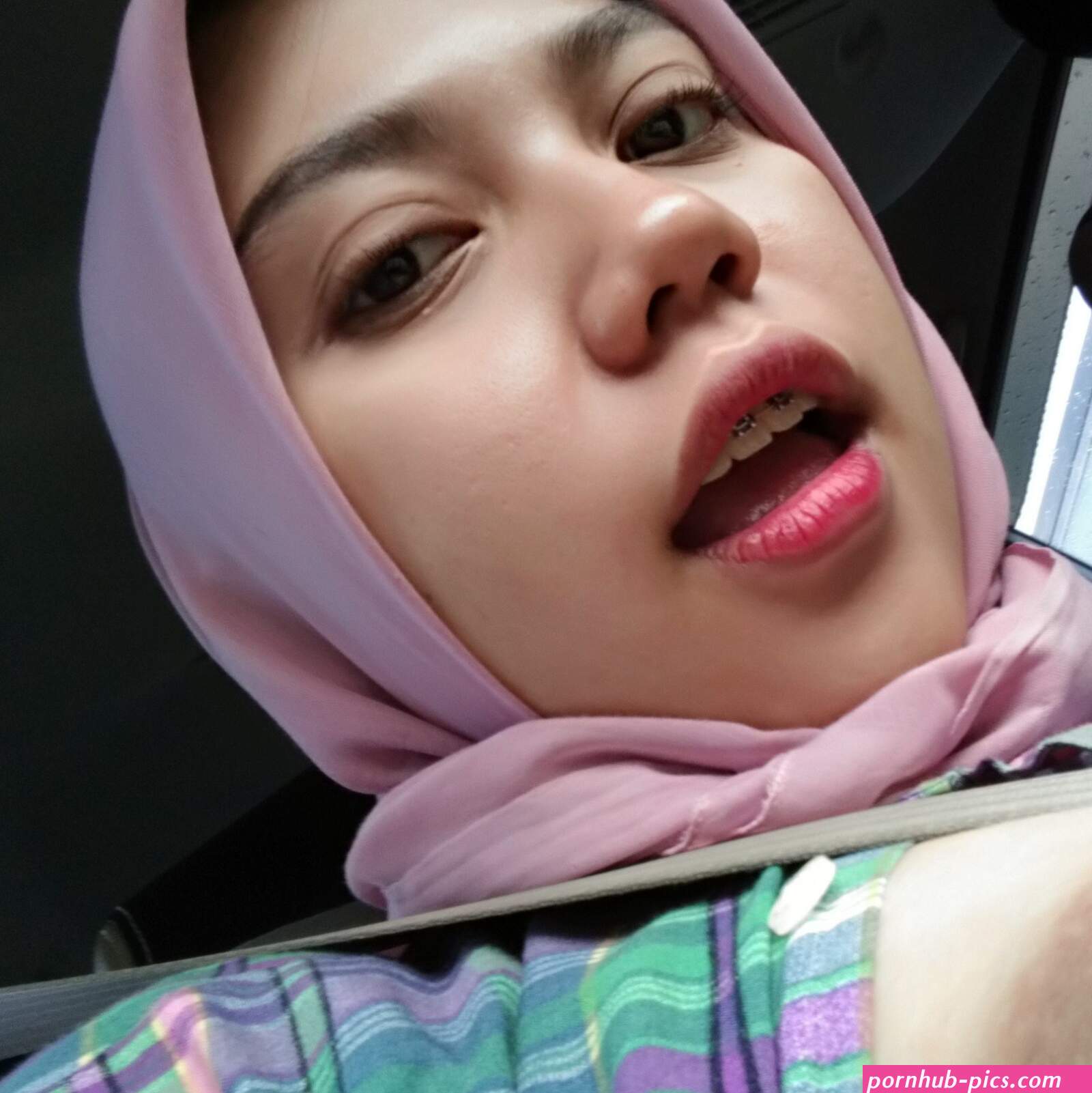 Jilbab pamer puting
